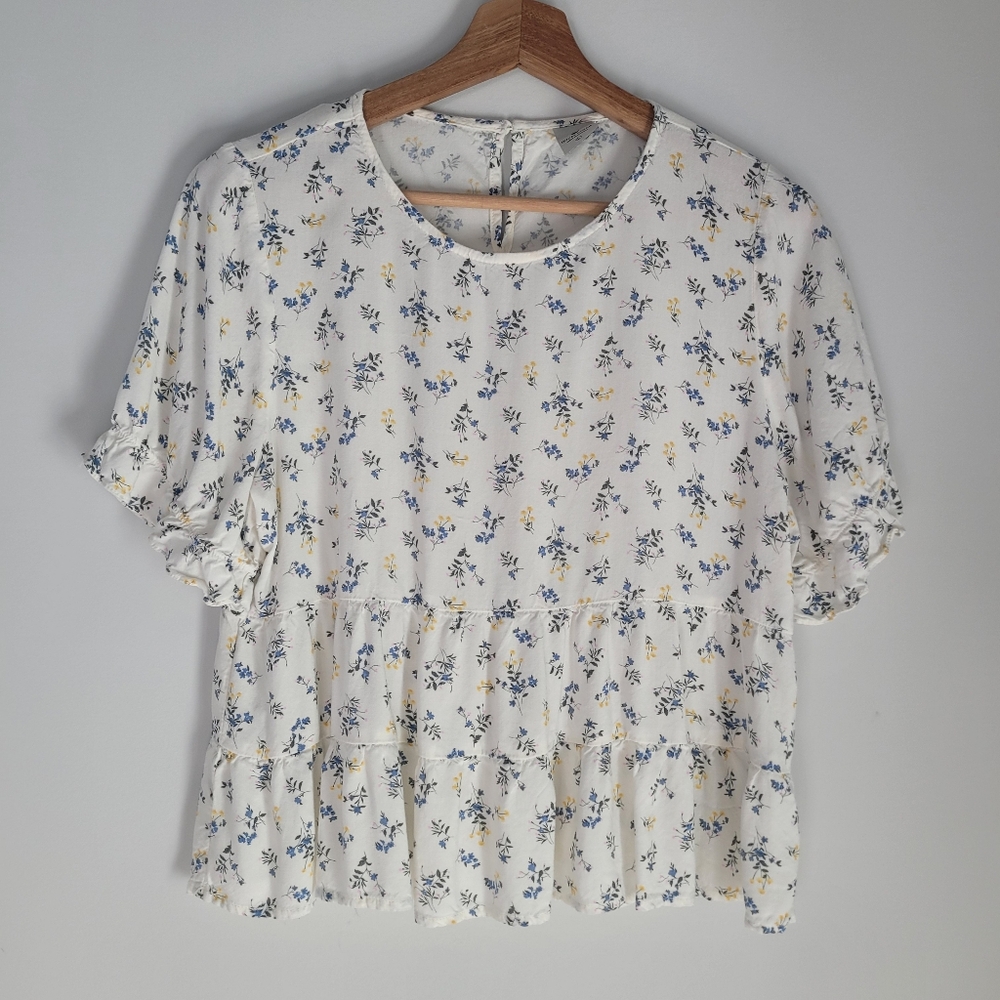 Paper Crane Tiered White Floral Top Size Large Ruffled Short Sleeve
